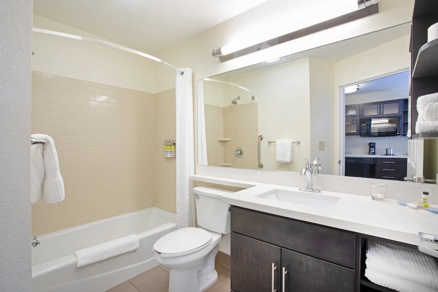 Candlewood Suites Kansas City Northeast by IHG — Bathroom