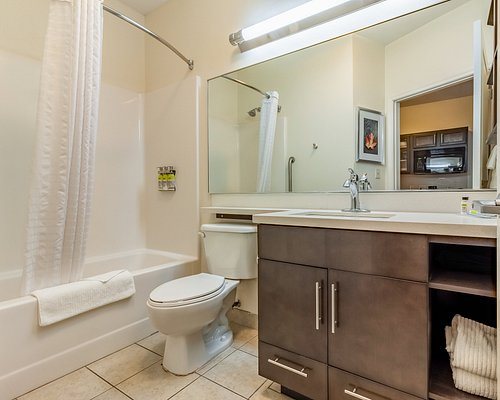 Candlewood Suites Lincoln By IHG — Bathroom