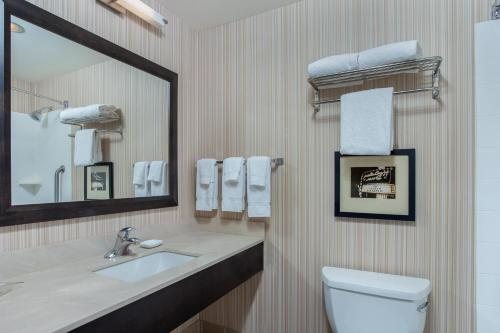 Candlewood Suites Louisville Airport by IHG — Bathroom