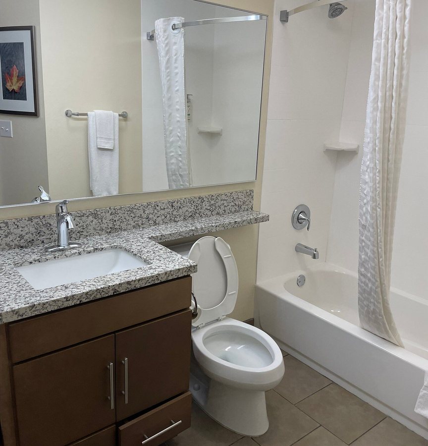 Candlewood Suites Louisville NE Downtown Area by IHG — Bathroom