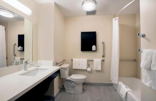 Candlewood Suites Miami Exec Airport Kendall by IHG Miami Florida — Bathroom