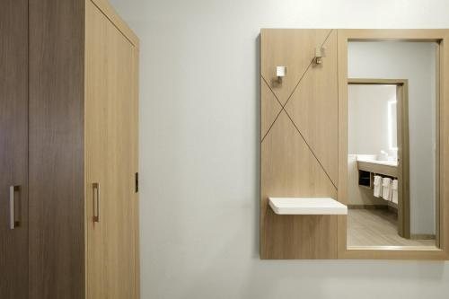 Candlewood Suites Miami Intl Airport 36th St by IHG — Bathroom