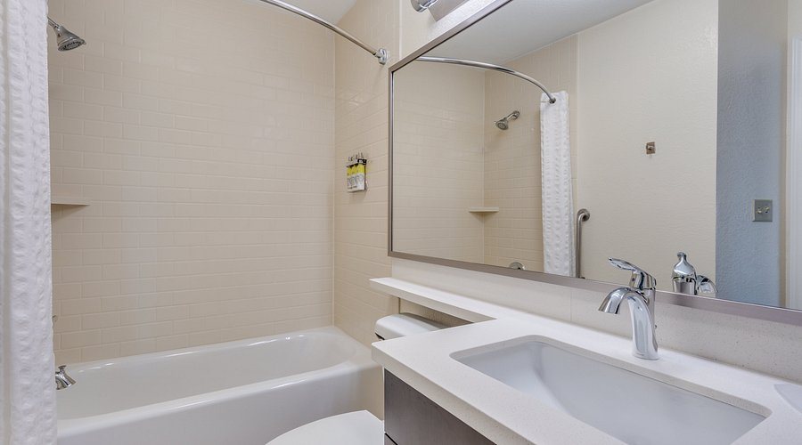 Candlewood Suites Newark South University Area by IHG — Bathroom