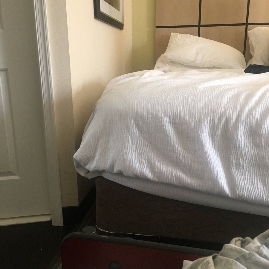 Candlewood Suites Newark South University Area by IHG — Guest room