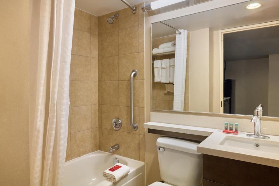 Candlewood Suites Newport News Yorktown by IHG — Bathroom