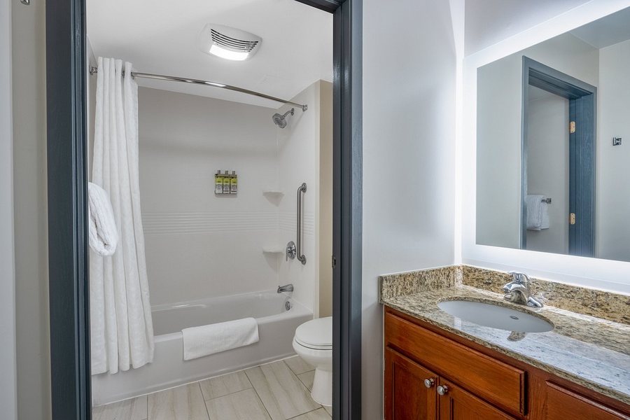 Candlewood Suites North Little Rock by IHG — Bathroom