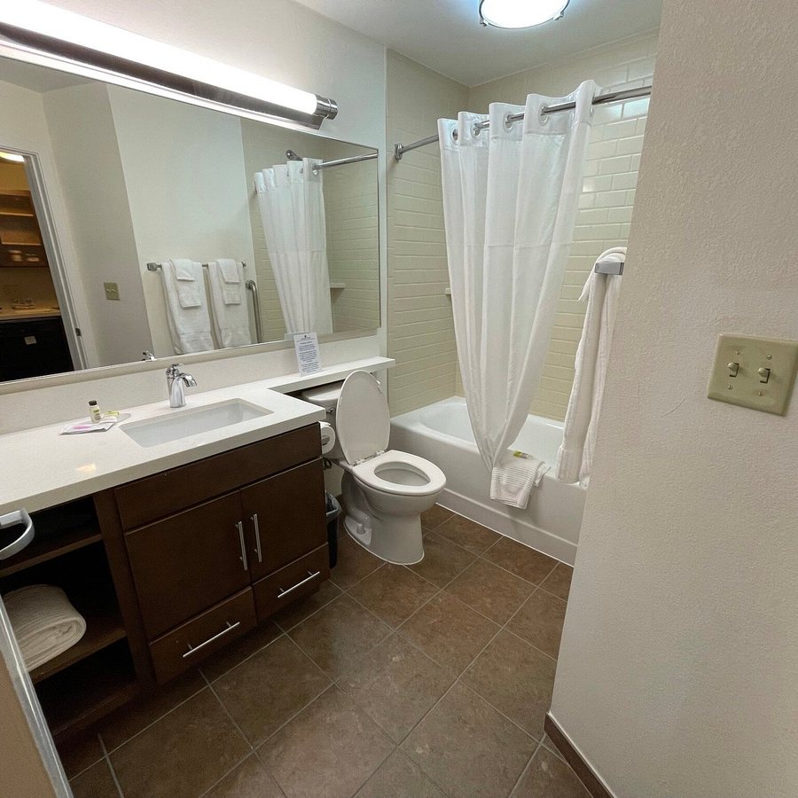 Candlewood Suites Pensacola University Area by IHG — Bathroom