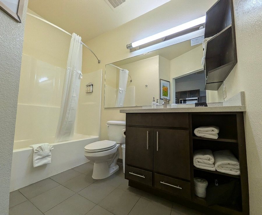 Candlewood Suites Portland Airport by IHG — Bathroom