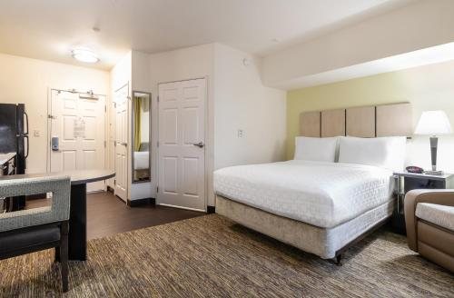 Candlewood Suites Portland Airport by IHG — Guest room