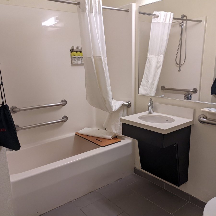Candlewood Suites Raleigh Crabtree by IHG — Bathroom