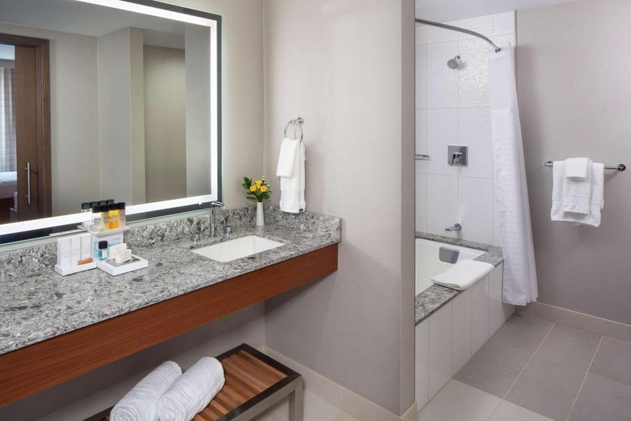 Candlewood Suites Rochester Mayo Clinic Area by IHG — Bathroom
