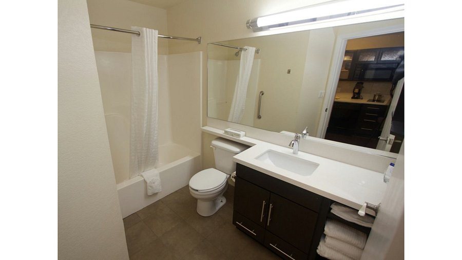 Candlewood Suites Rockford By IHG Rockford Illinois — Bathroom