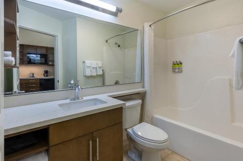 Candlewood Suites Springfield By IHG — Bathroom