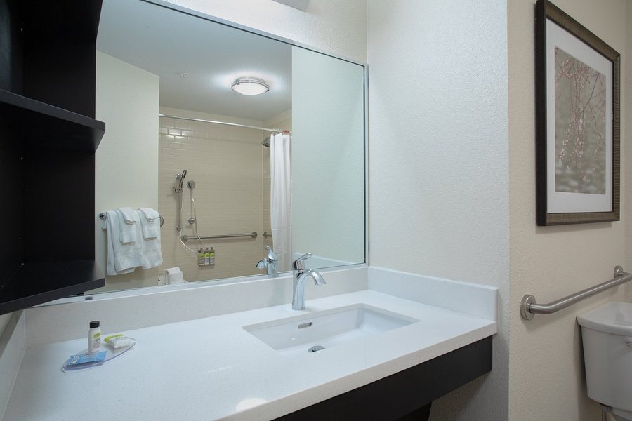 Candlewood Suites St Joseph By IHG — Bathroom