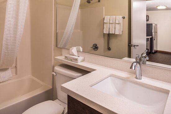 Candlewood Suites Topeka West by IHG — Bathroom