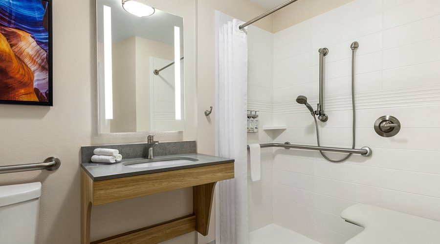 Candlewood Suites Tucson by IHG — Bathroom