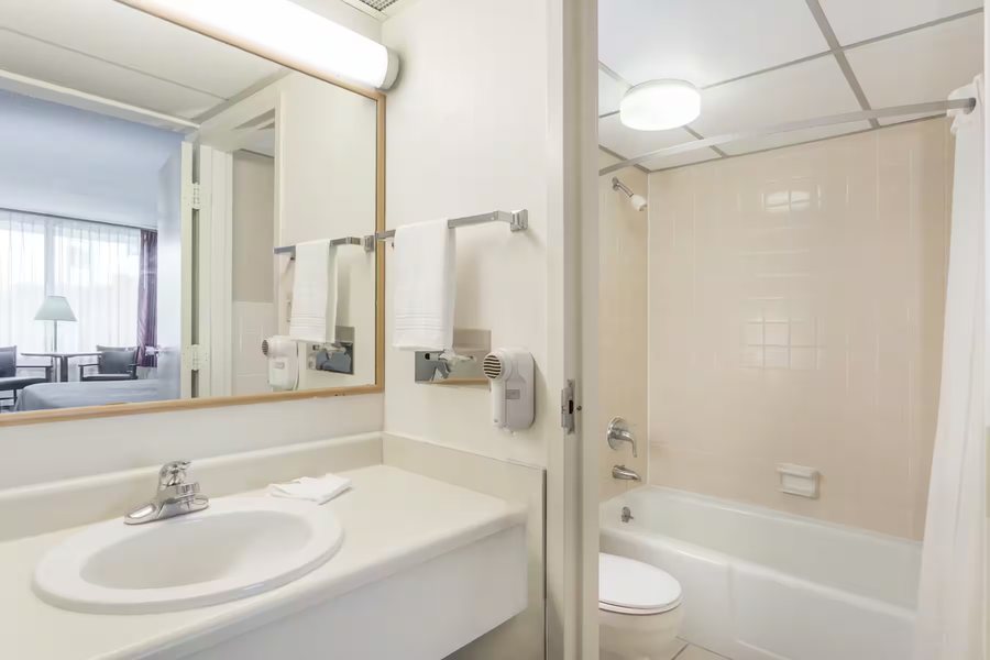 Candlewood Suites Valdosta Mall By IHG — Bathroom