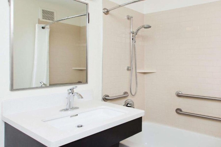 Candlewood Suites Wichita Airport — Bathroom
