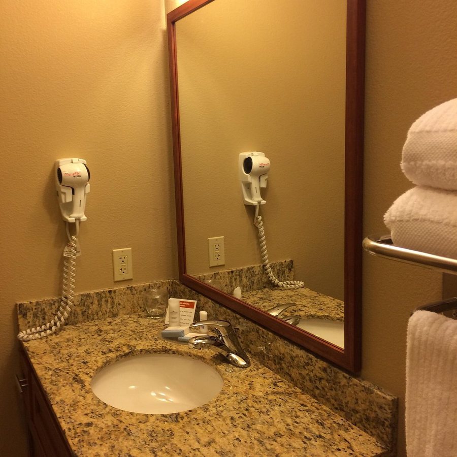 Candlewood Suites Williamsport by IHG — Bathroom