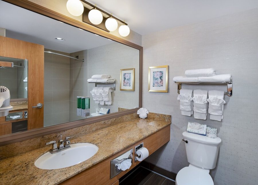 Cannery Casino Hotel — Bathroom