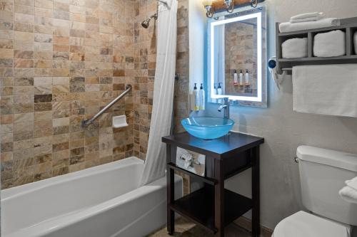 Cannery Row Inn — Bathroom