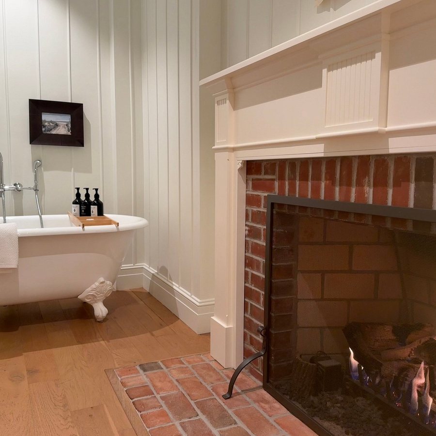 Canoe Place Inn And Cottages — Bathroom