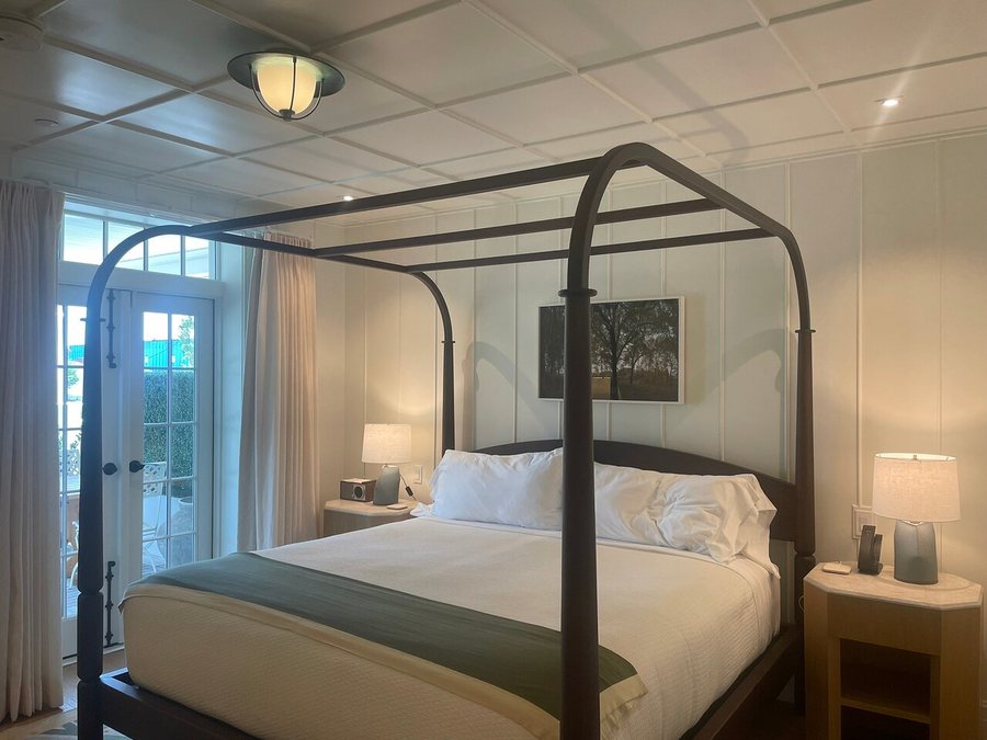 Canoe Place Inn And Cottages — Guest room