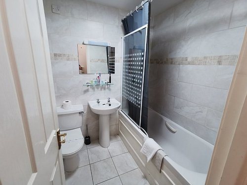 Canon Court ApartHotel — Bathroom