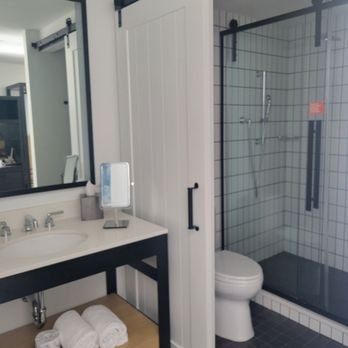 Canopy by Hilton Baltimore Harbor Point — Bathroom