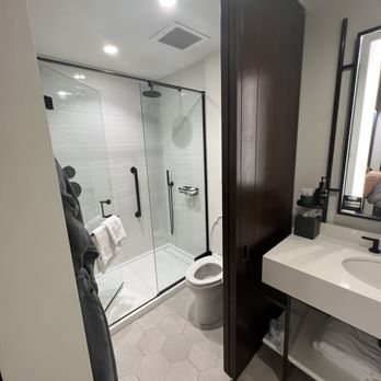 Canopy by Hilton Charlotte Southpark — Bathroom