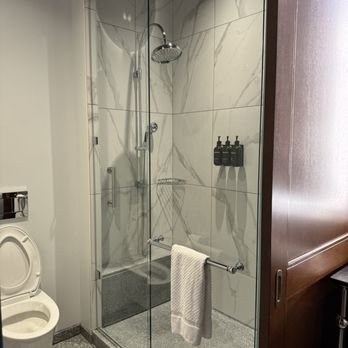 Canopy by Hilton Chicago Central Loop — Bathroom