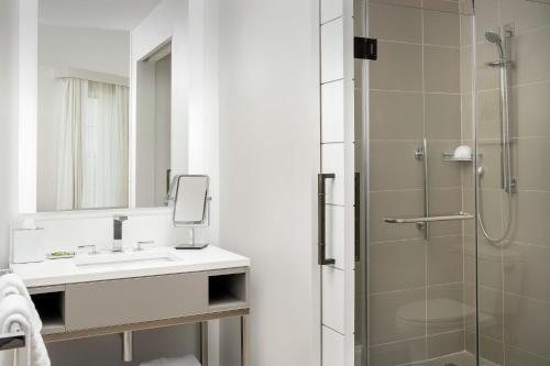 Canopy by Hilton Ithaca Downtown — Bathroom