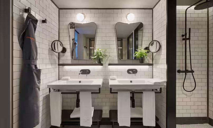 Canopy by Hilton Madrid Castellana — Bathroom