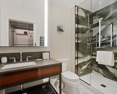Canopy By Hilton Memphis Downtown — Bathroom