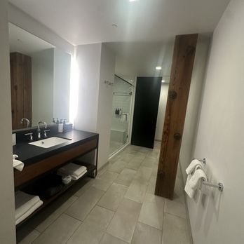 Canopy By Hilton Minneapolis Mill District — Bathroom