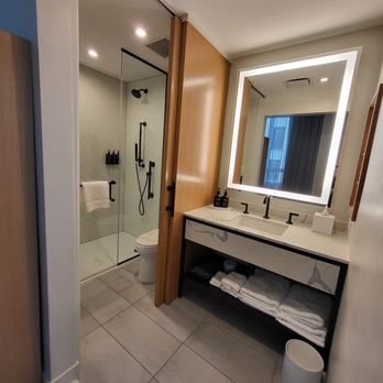 Canopy By Hilton New Orleans Downtown — Bathroom