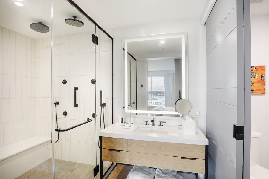 Canopy By Hilton Portland Waterfront — Bathroom