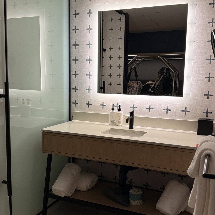 Canopy By Hilton Sioux Falls Downtown Sioux Falls South Dakota — Bathroom