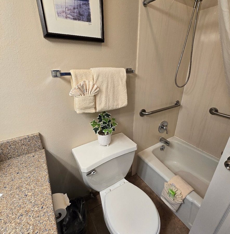 Canterbury Inn — Bathroom