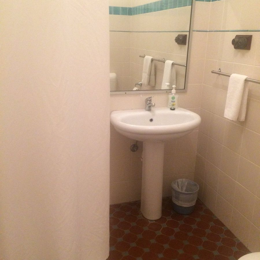 Canungra Hotel — Bathroom