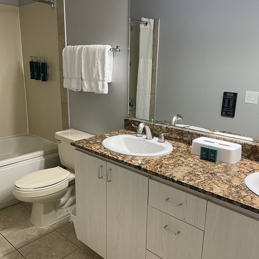 Canyon Club Hotel — Bathroom