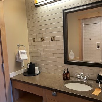 Canyon Lodge and Cabins — Bathroom