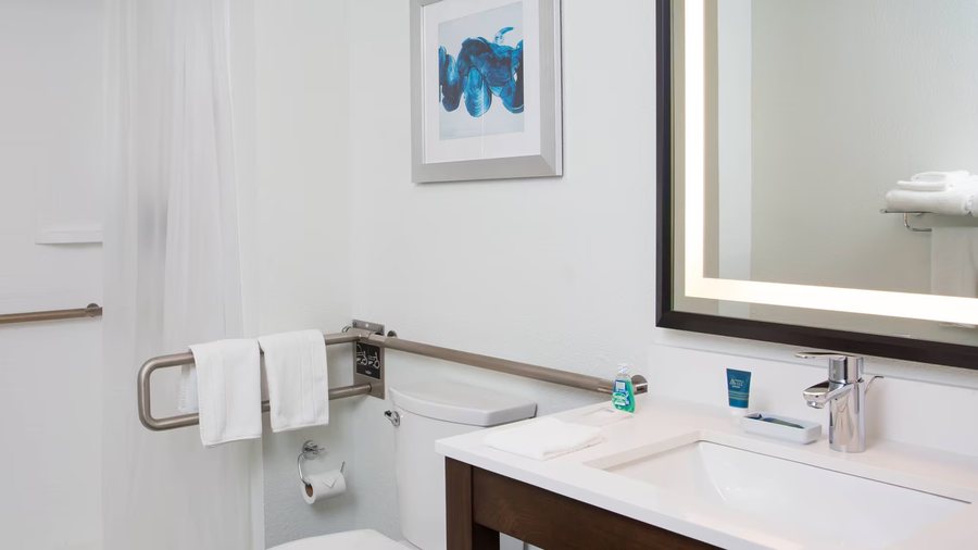 Cape Cod Harbor House Inn — Bathroom