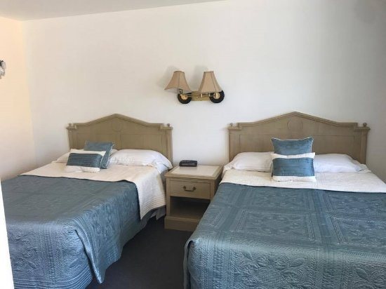 Cape Harbor Motor Inn — Guest room