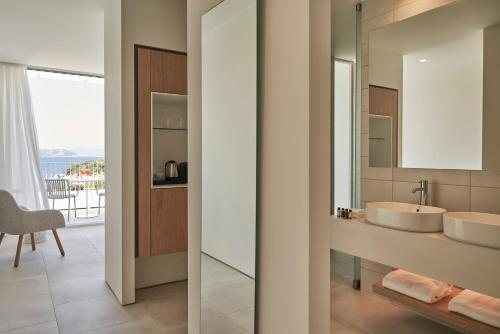 Cape Kanapitsa Hotel Suites — Bathroom