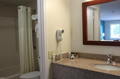Cape Sands Inn — Bathroom