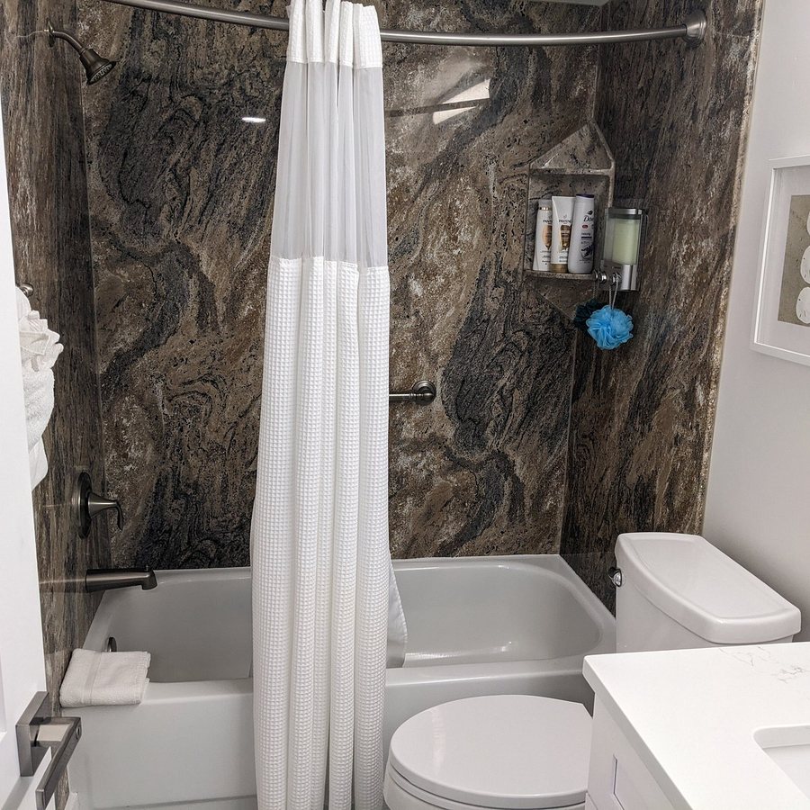 CAPE WINDS RESORT RENTALS — Bathroom