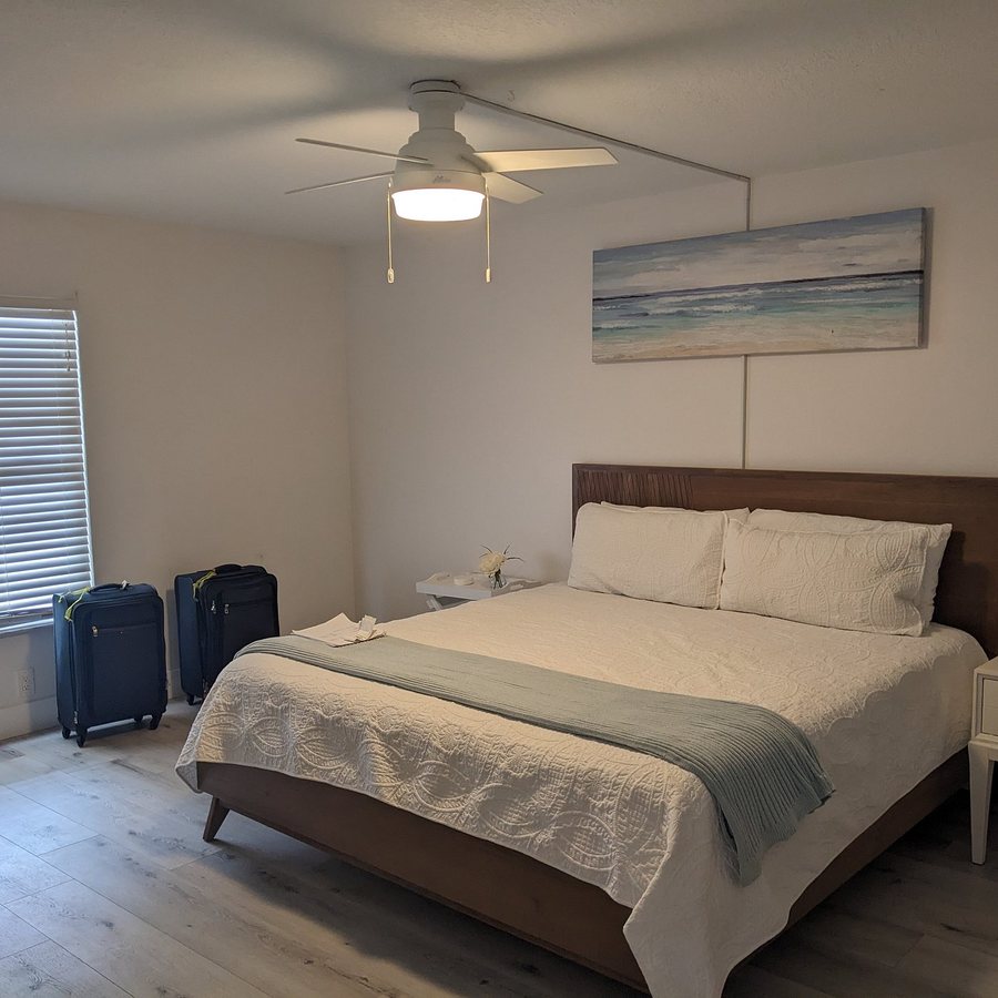 CAPE WINDS RESORT RENTALS — Guest room