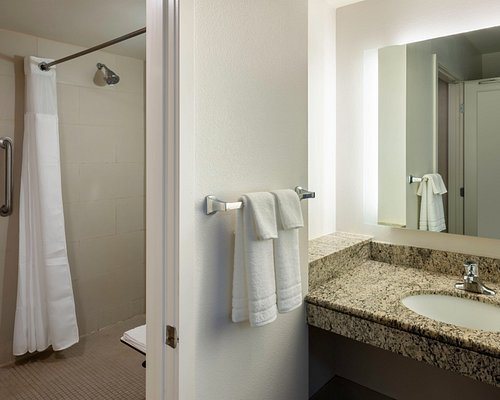 Capistrano Surfside Inn — Bathroom