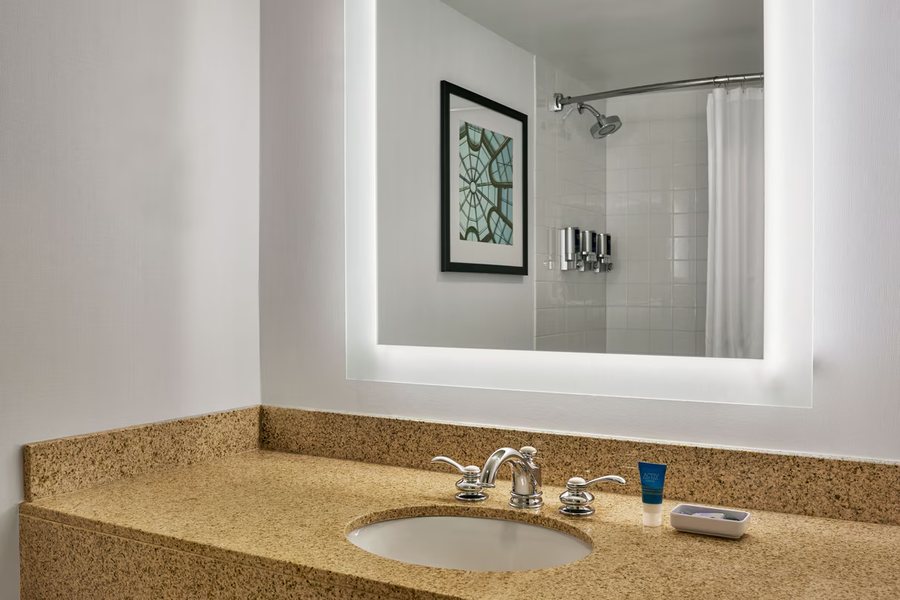 Capital Hotel — Bathroom